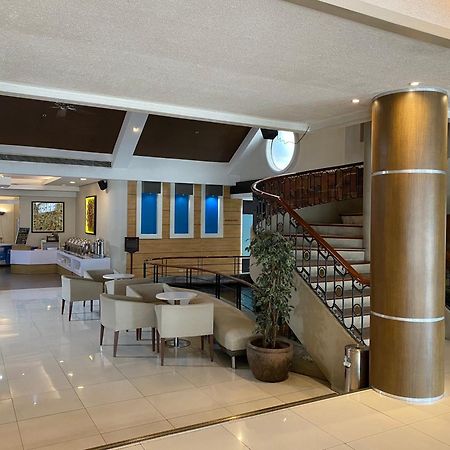 Circle Inn Hotel And Suites Bacolod Exterior photo