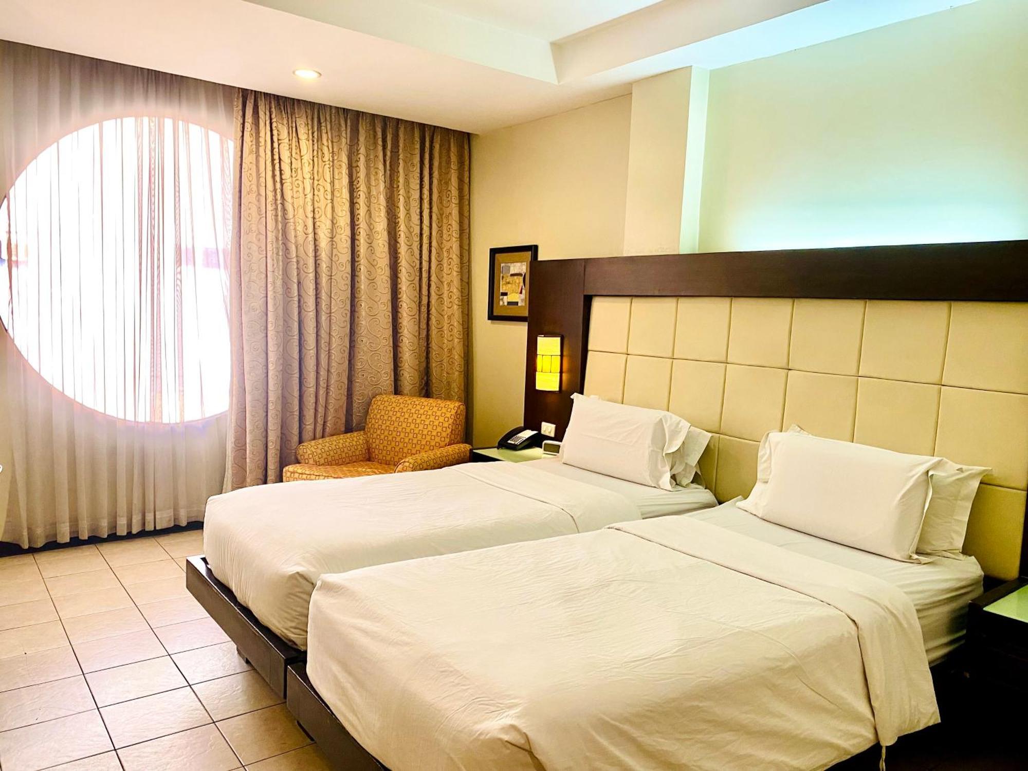 Circle Inn Hotel And Suites Bacolod Exterior photo