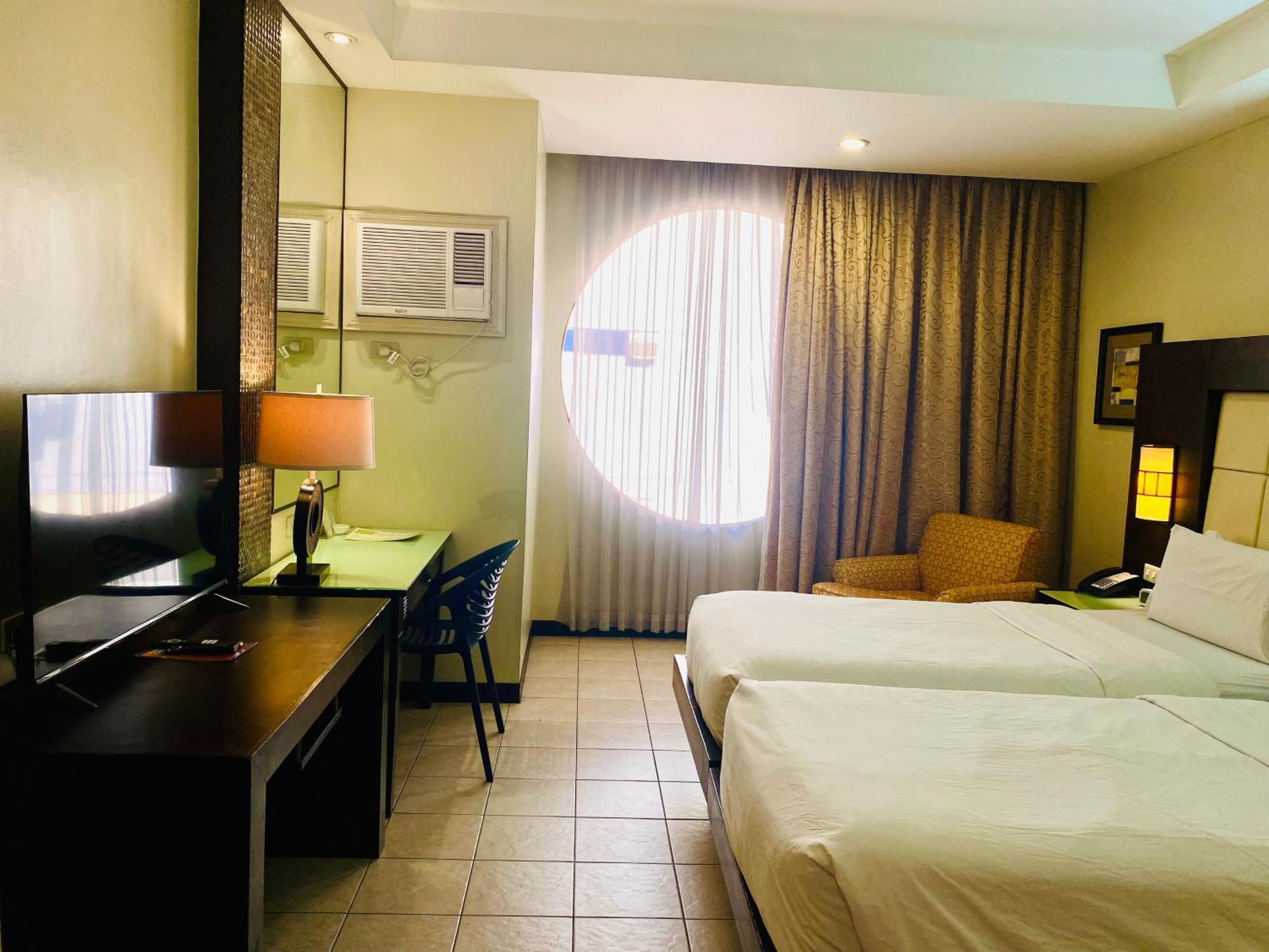 Circle Inn Hotel And Suites Bacolod Exterior photo