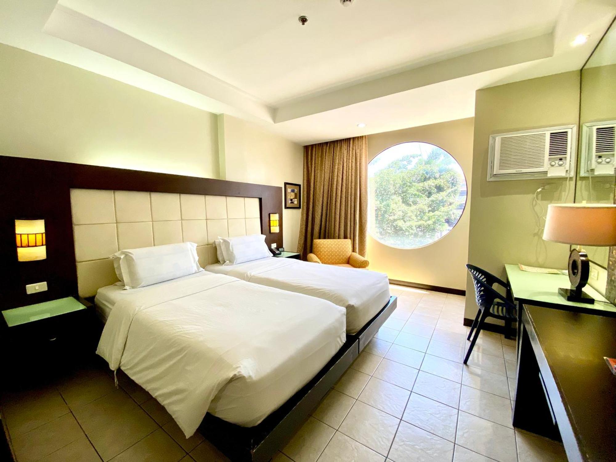 Circle Inn Hotel And Suites Bacolod Exterior photo