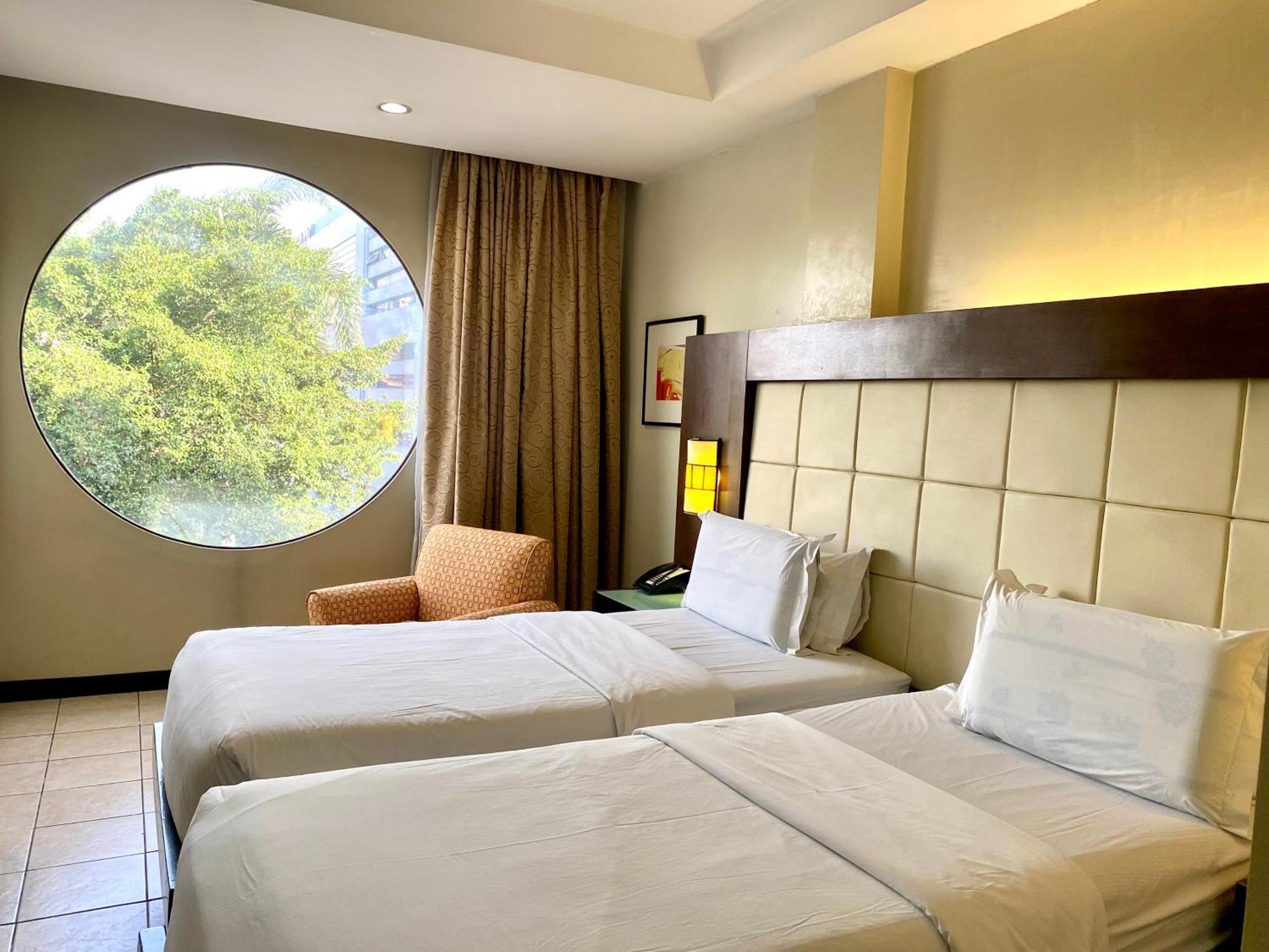Circle Inn Hotel And Suites Bacolod Exterior photo
