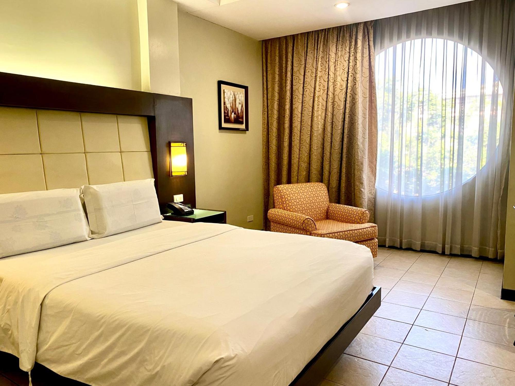 Circle Inn Hotel And Suites Bacolod Exterior photo