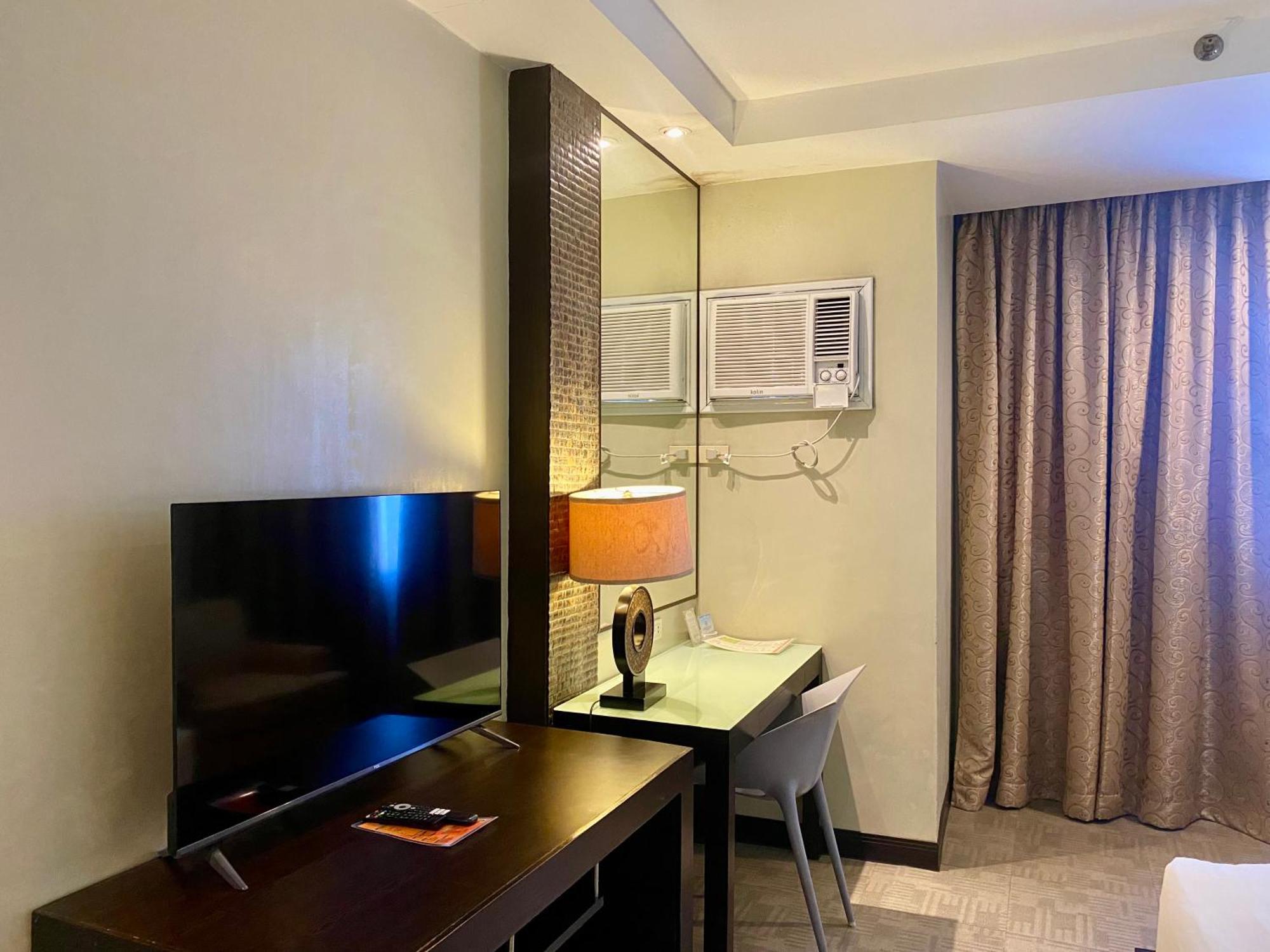 Circle Inn Hotel And Suites Bacolod Exterior photo