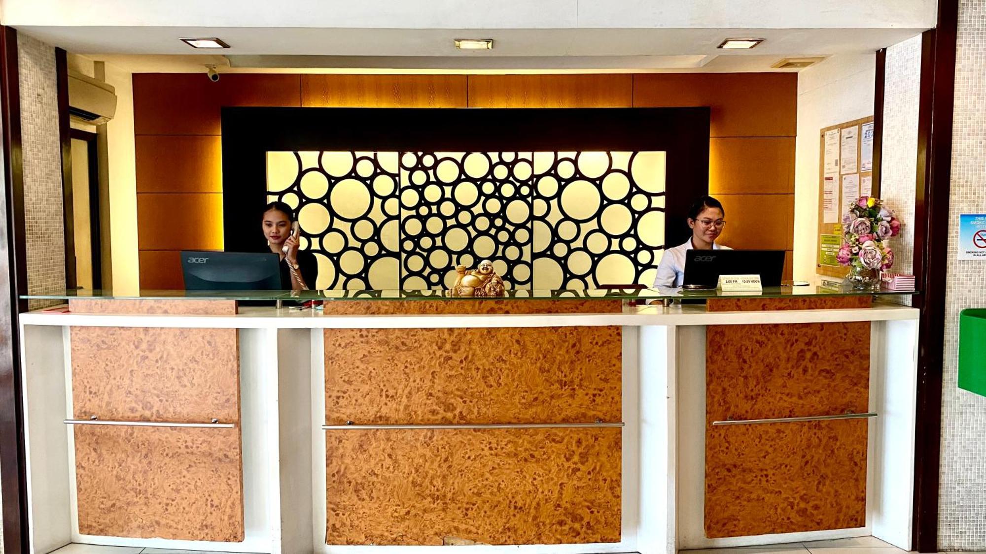 Circle Inn Hotel And Suites Bacolod Exterior photo