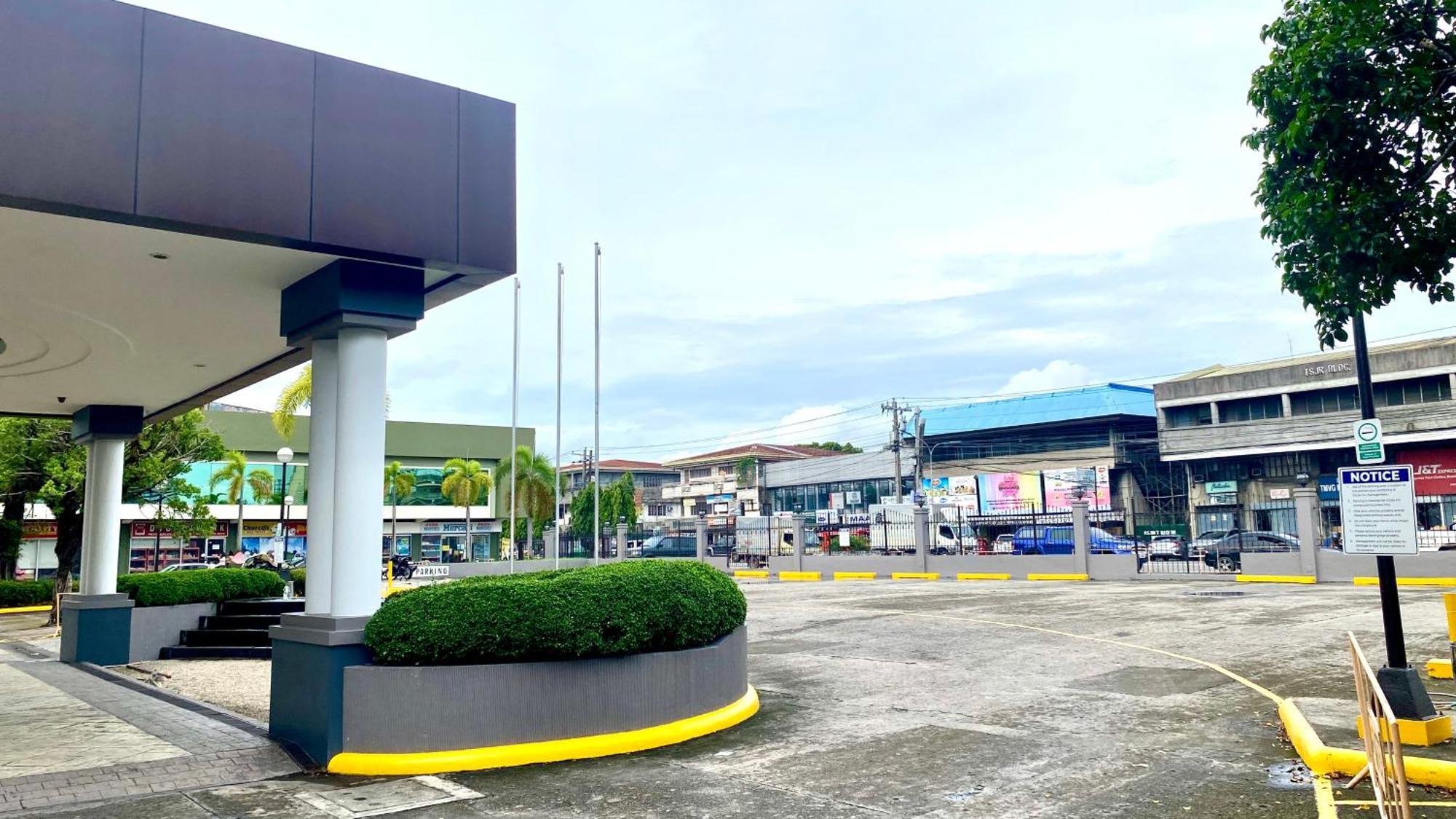 Circle Inn Hotel And Suites Bacolod Exterior photo