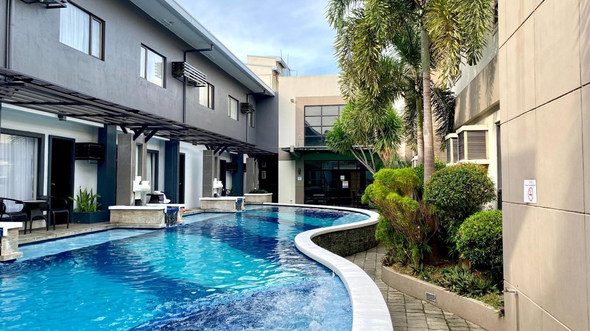 Circle Inn Hotel And Suites Bacolod Exterior photo