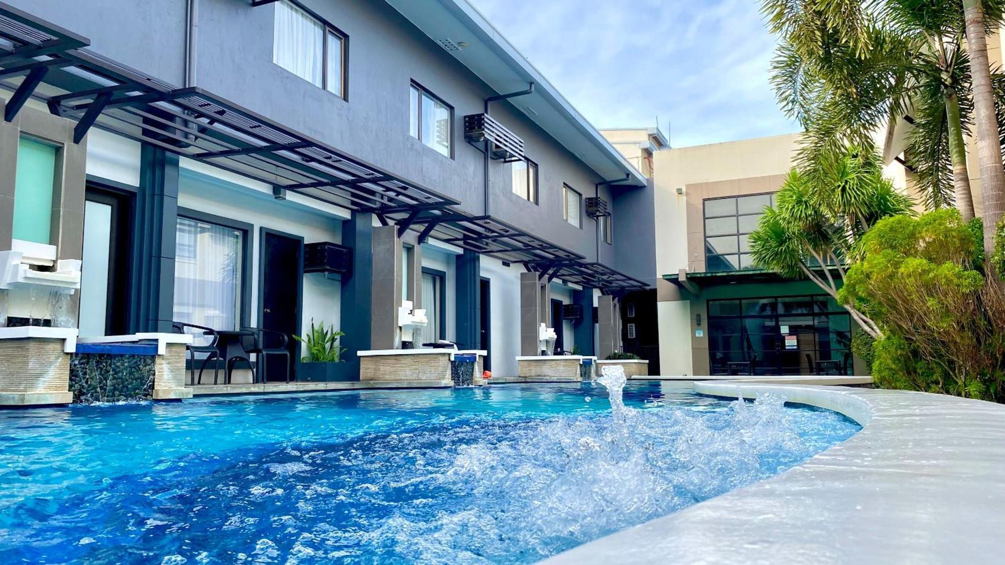 Circle Inn Hotel And Suites Bacolod Exterior photo