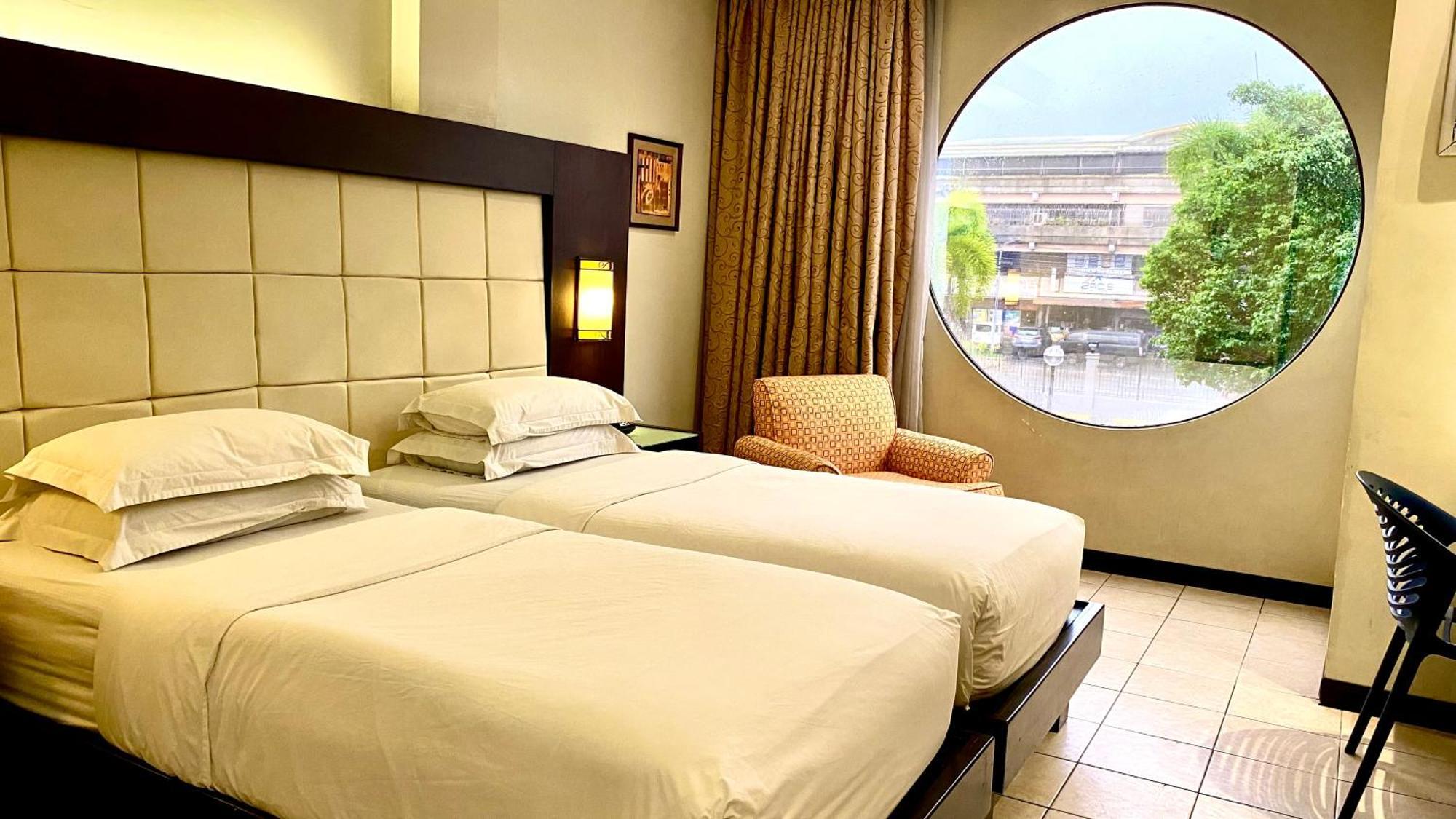 Circle Inn Hotel And Suites Bacolod Exterior photo