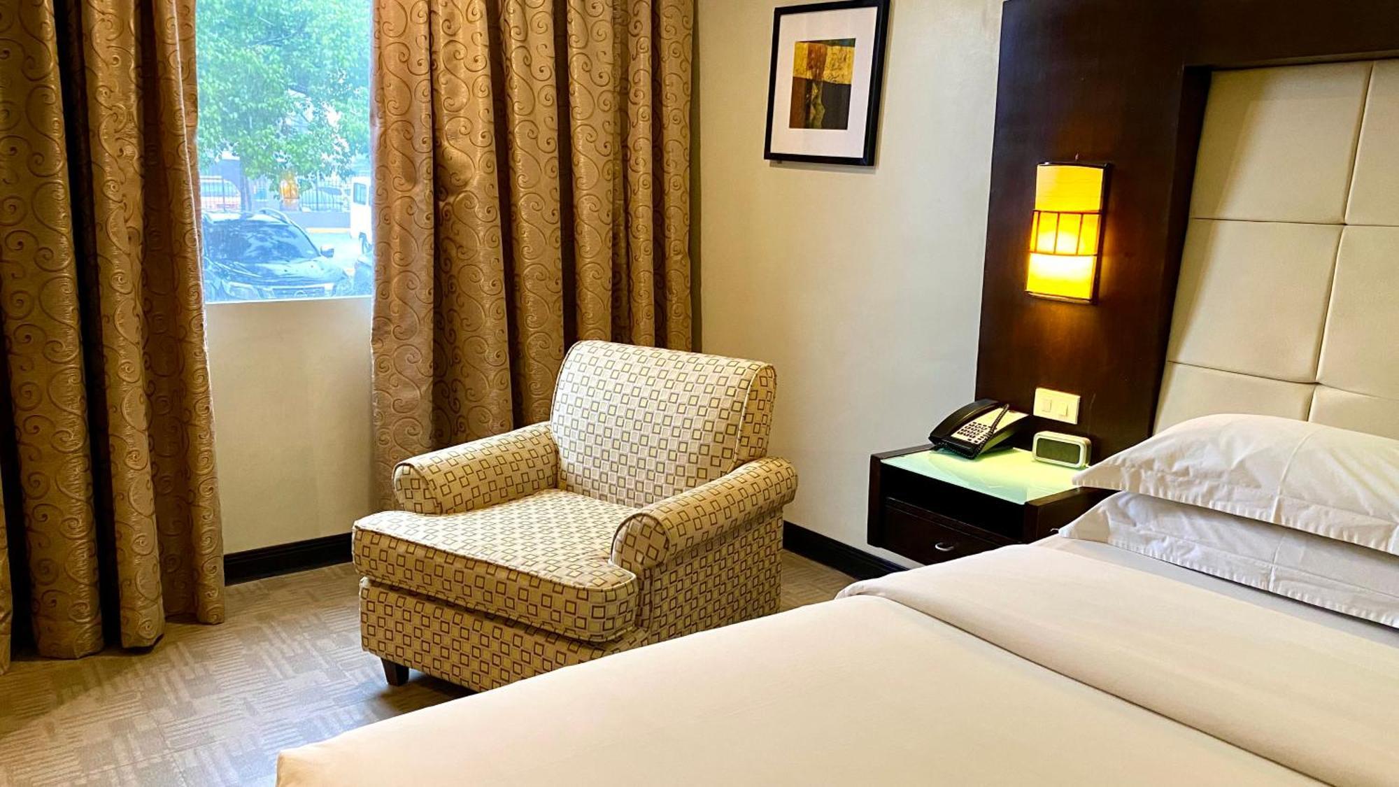 Circle Inn Hotel And Suites Bacolod Exterior photo