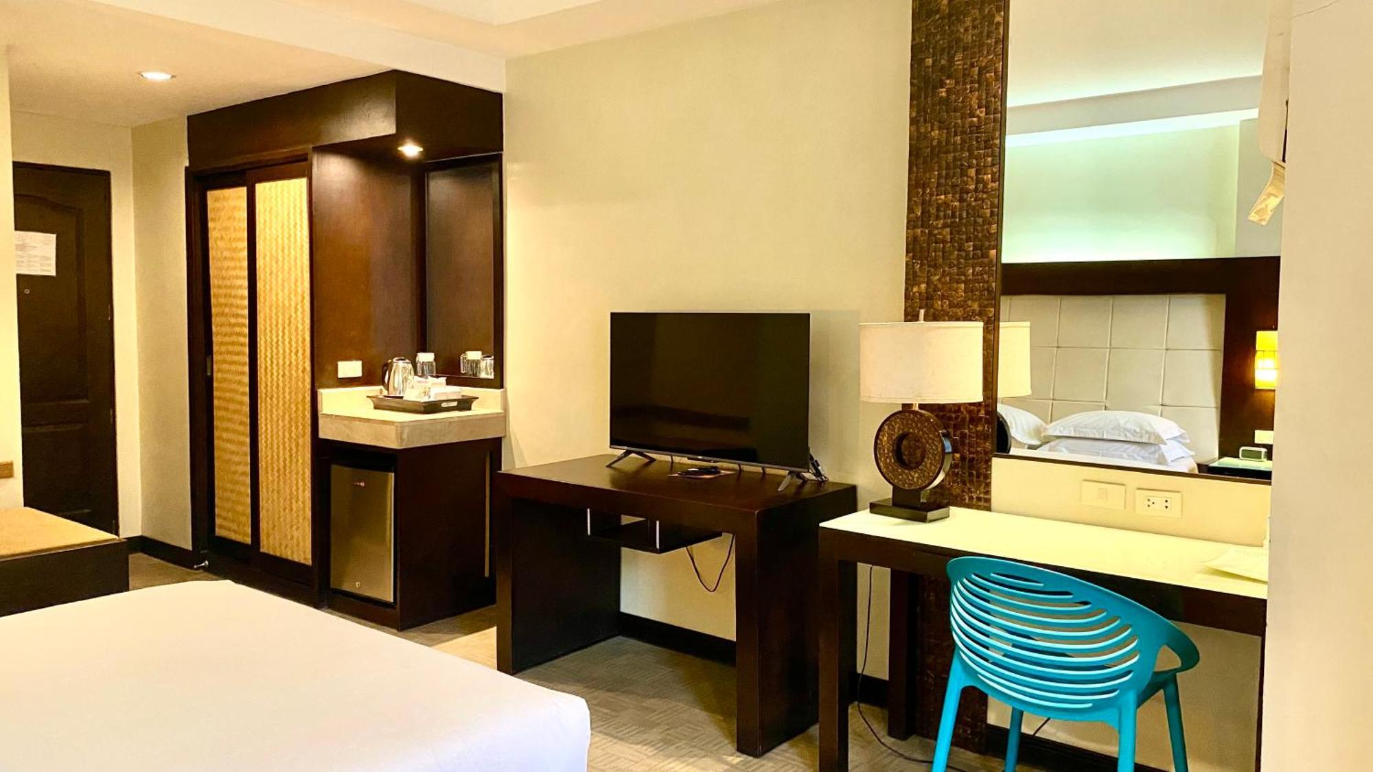 Circle Inn Hotel And Suites Bacolod Exterior photo