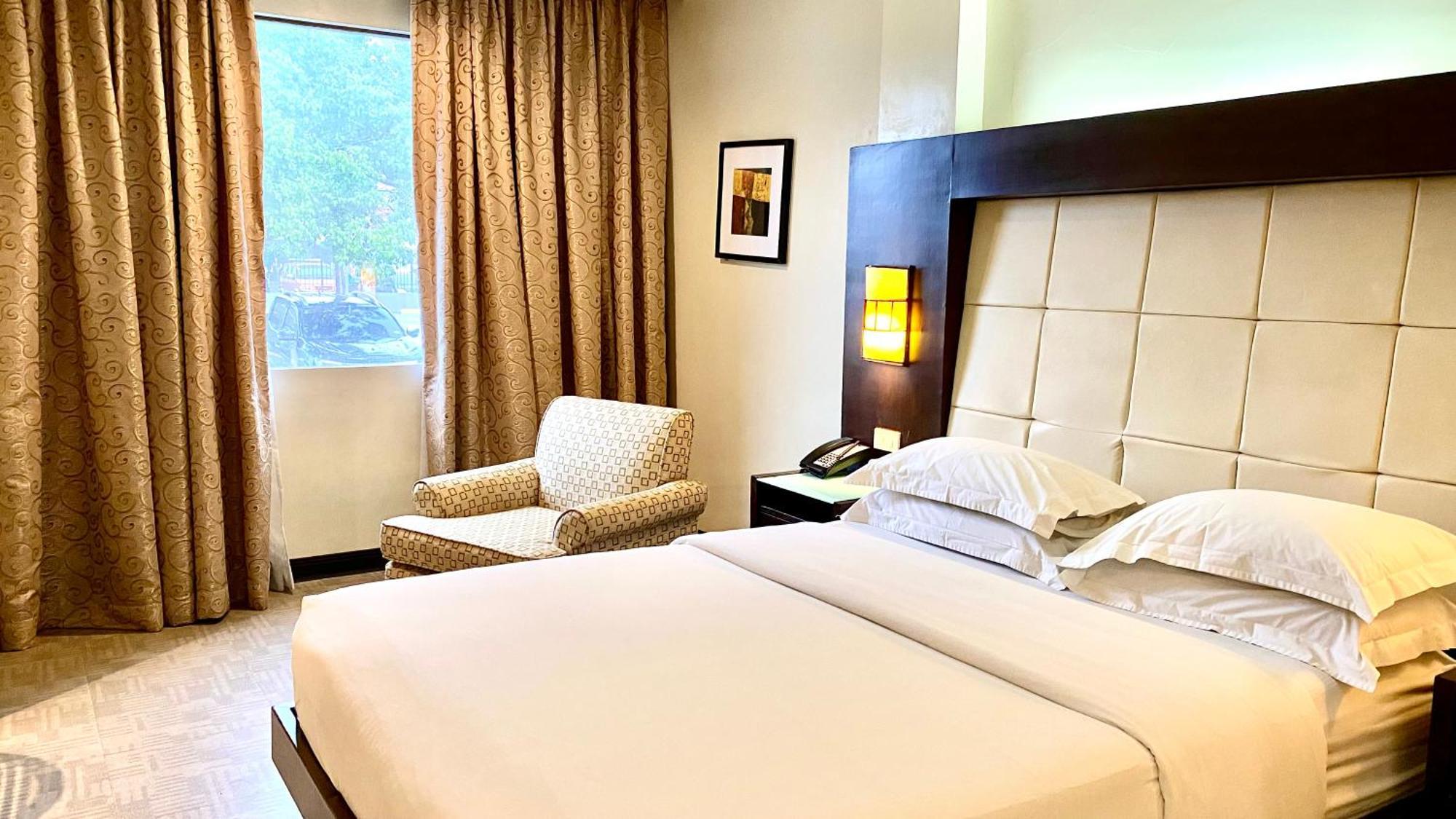 Circle Inn Hotel And Suites Bacolod Exterior photo