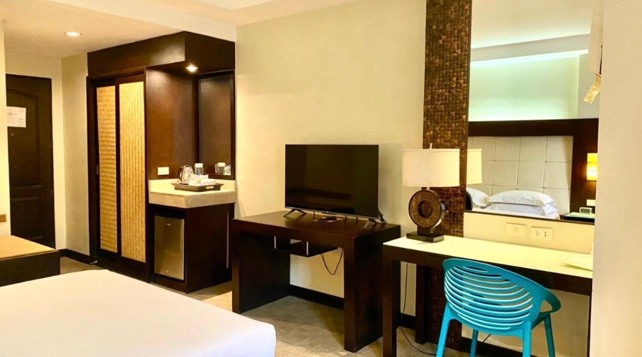 Circle Inn Hotel And Suites Bacolod Exterior photo