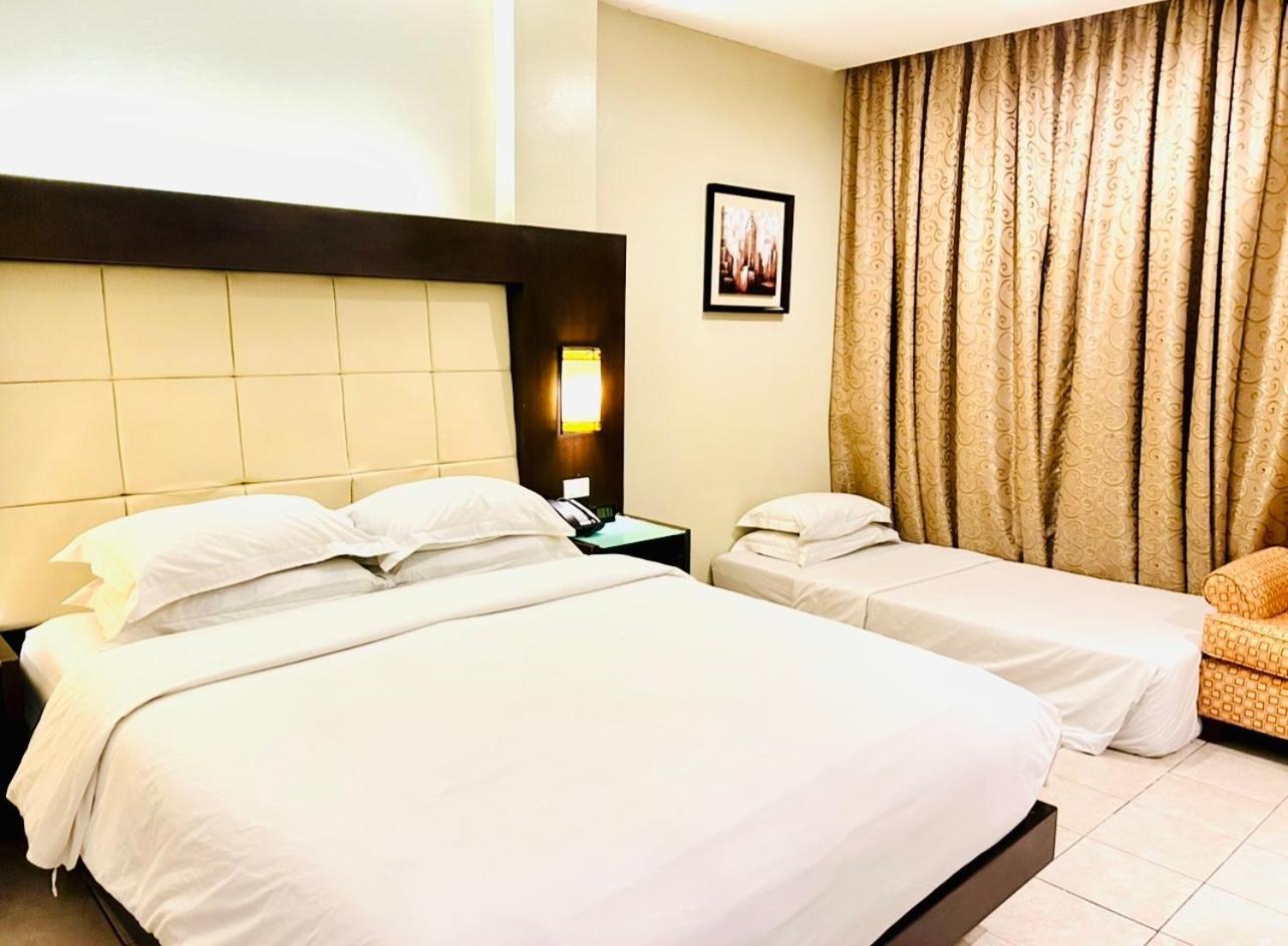 Circle Inn Hotel And Suites Bacolod Exterior photo