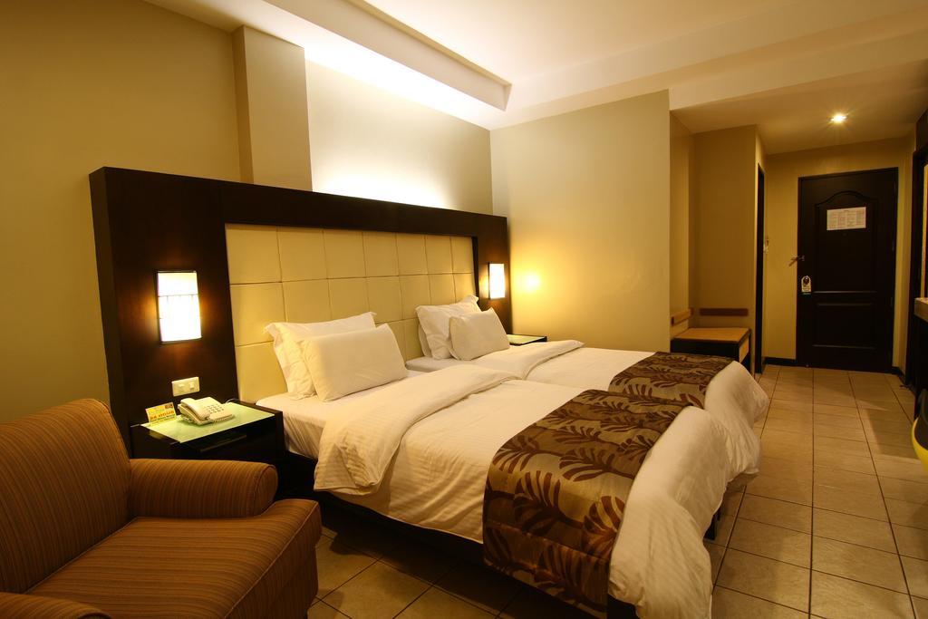 Circle Inn Hotel And Suites Bacolod Exterior photo