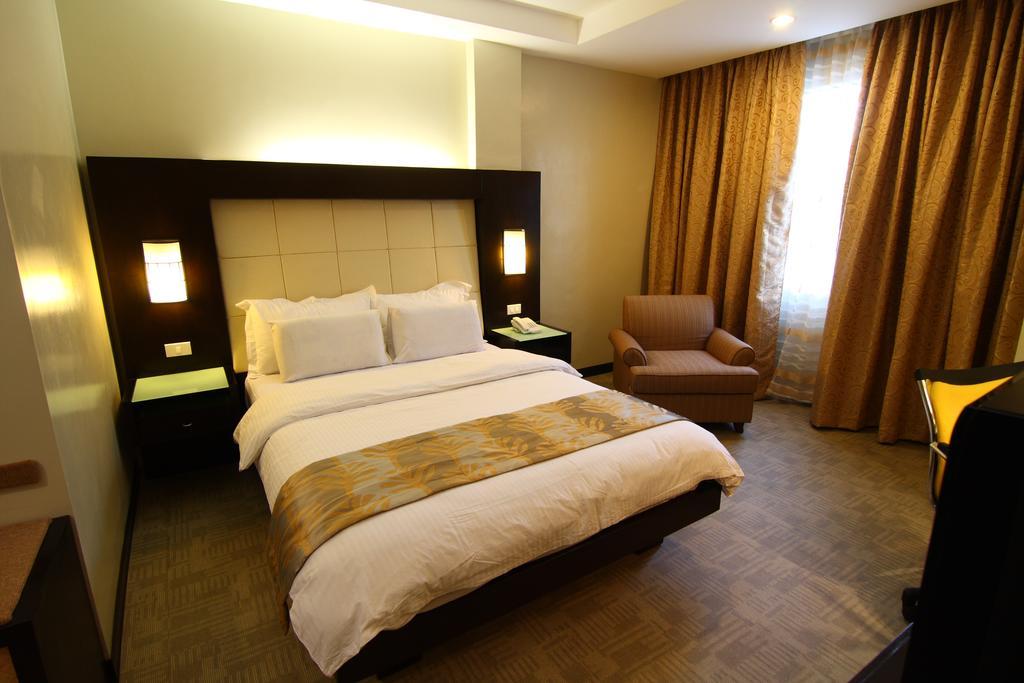 Circle Inn Hotel And Suites Bacolod Exterior photo