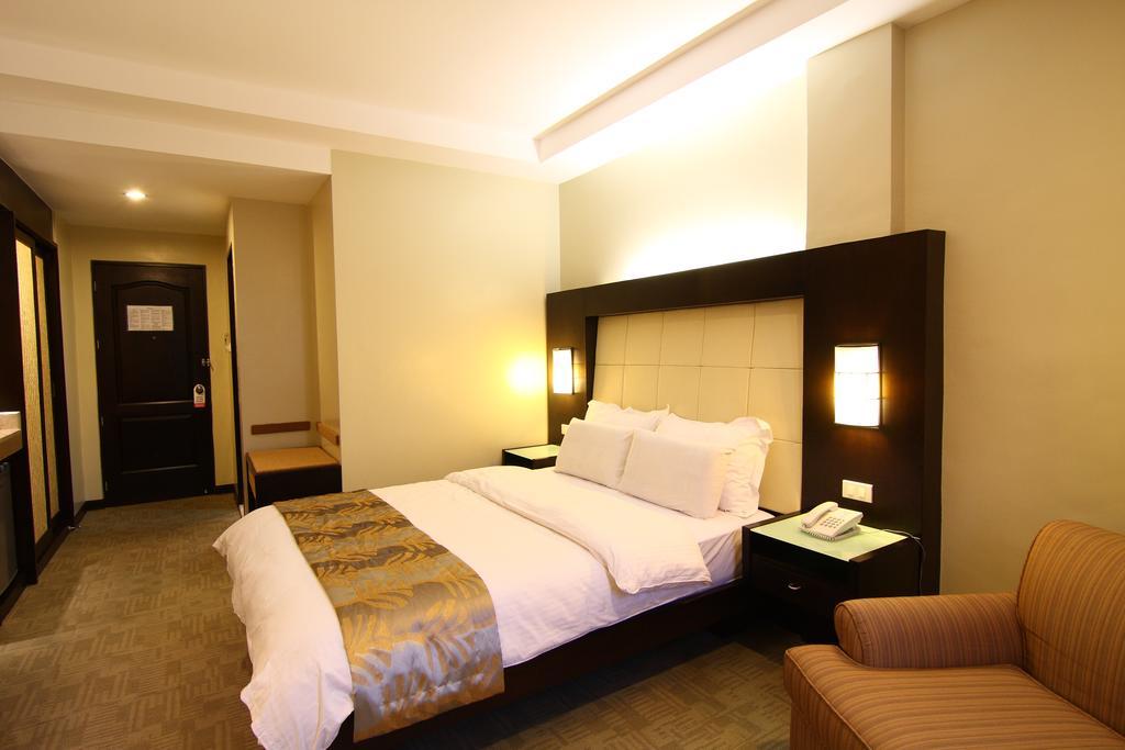 Circle Inn Hotel And Suites Bacolod Exterior photo