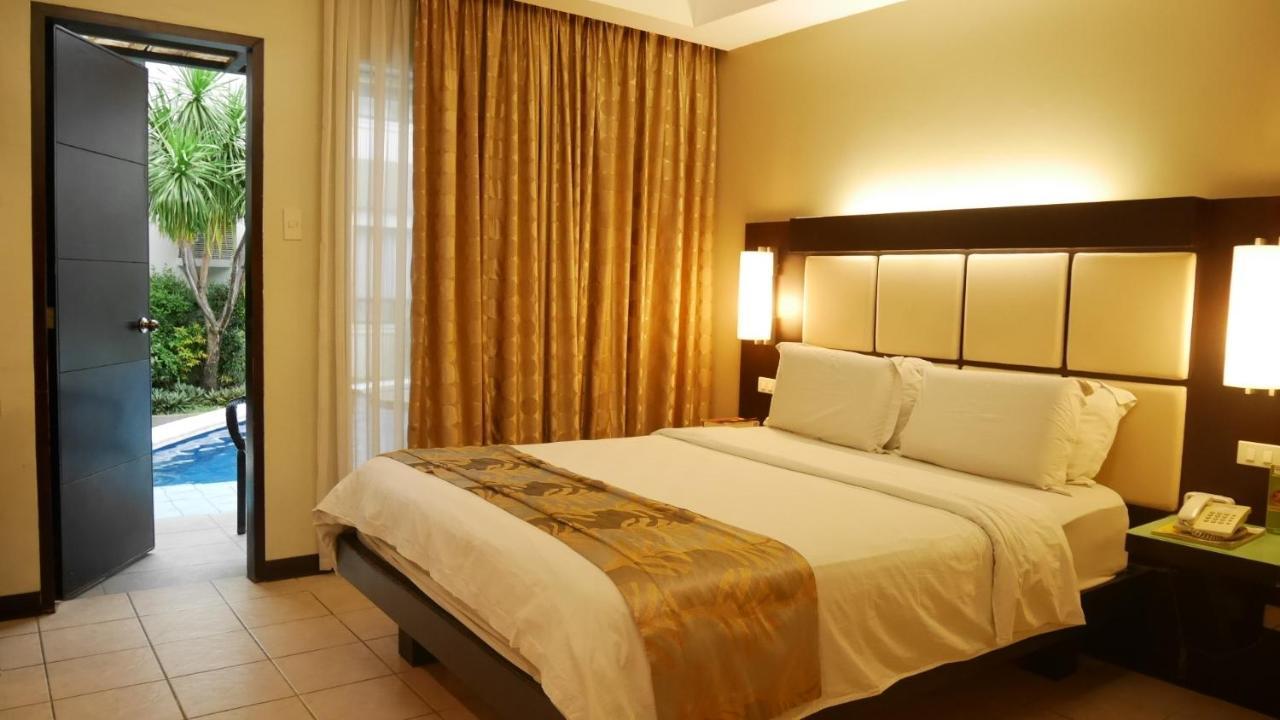 Circle Inn Hotel And Suites Bacolod Exterior photo