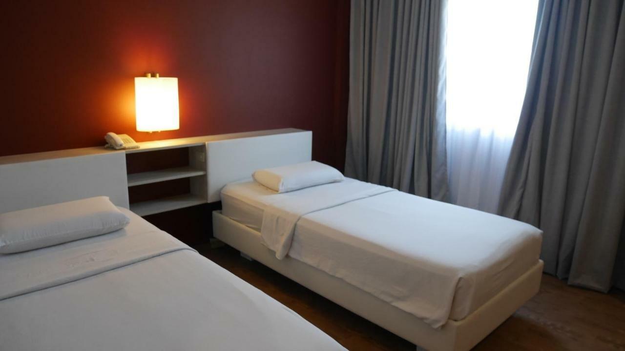 Circle Inn Hotel And Suites Bacolod Exterior photo