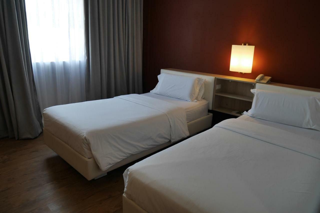 Circle Inn Hotel And Suites Bacolod Exterior photo